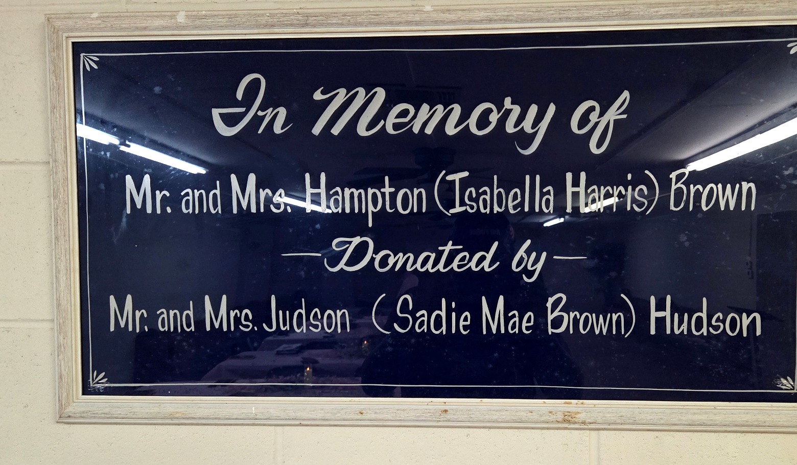 Dedication plaque reading In Memory Of Mr. and Mrs. Hampton and Isabella Harris Brown donated by Mr. and Mrs. Judson and Sadie Mae Brown Hudson.